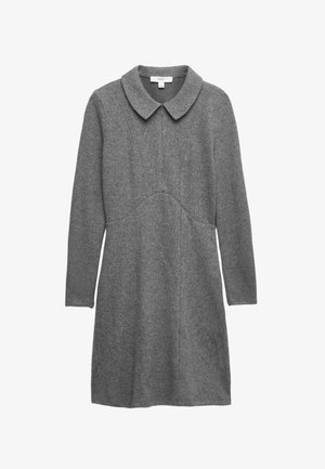 Grijze wollen jurk met een ronde kraag, lange mouwen en een aansluitend lijfje. Heeft subtiele naden en een uitlopende rok.