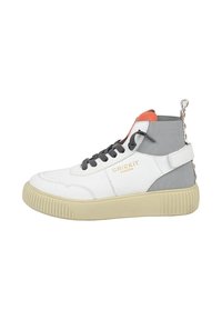 Sneaker alte con tomaia in pelle bianca, dettagli in tessuto grigio, linguetta arancione sul tallone e suola in gomma testurizzata. Presentano lacci neri e logo.