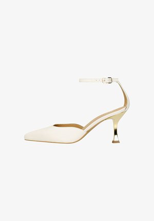 Weißer High Heel mit spitzem Zehenbereich, schlankem Knöchelriemen und metallic-goldenen Akzenten an der Ferse. Glatte Textur und minimalistisches Design.
