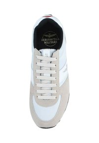 Sneaker bianco e beige realizzato in pelle e camoscio, con logo, chiusura con lacci e suola testurizzata. La parte superiore presenta sezioni lisce e vellutate.