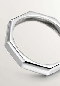 Brazalete octagonal de plata con un acabado pulido; presenta bordes geométricos suaves y un interior hueco.