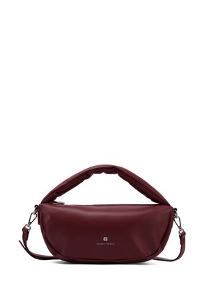 Borsa in pelle bordeaux con forma arrotondata e manico superiore imbottito. Caratterizzata da un cinturino staccabile e un logo discreto sul davanti.