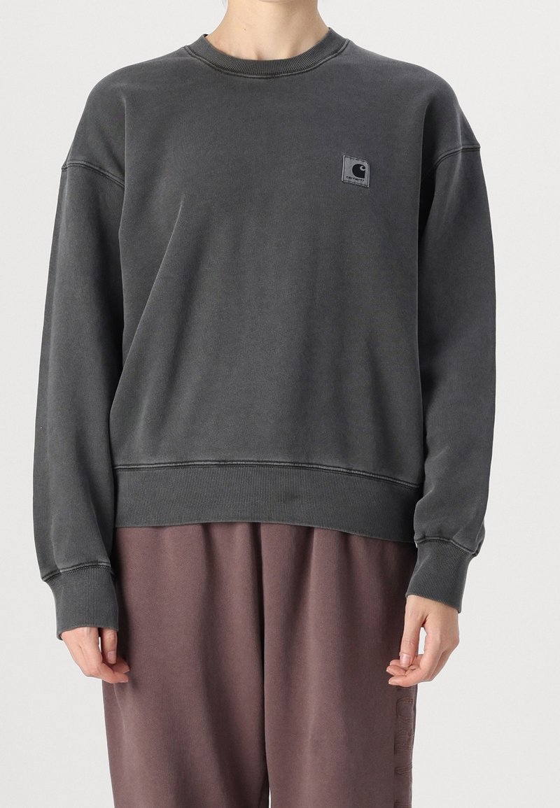 Donkergrijze sweatshirt met ribgebreide manchetten en onderkant, voorzien van een klein logo op de borst. De stof heeft een zachte, lichtjes gestructureerde uitstraling.