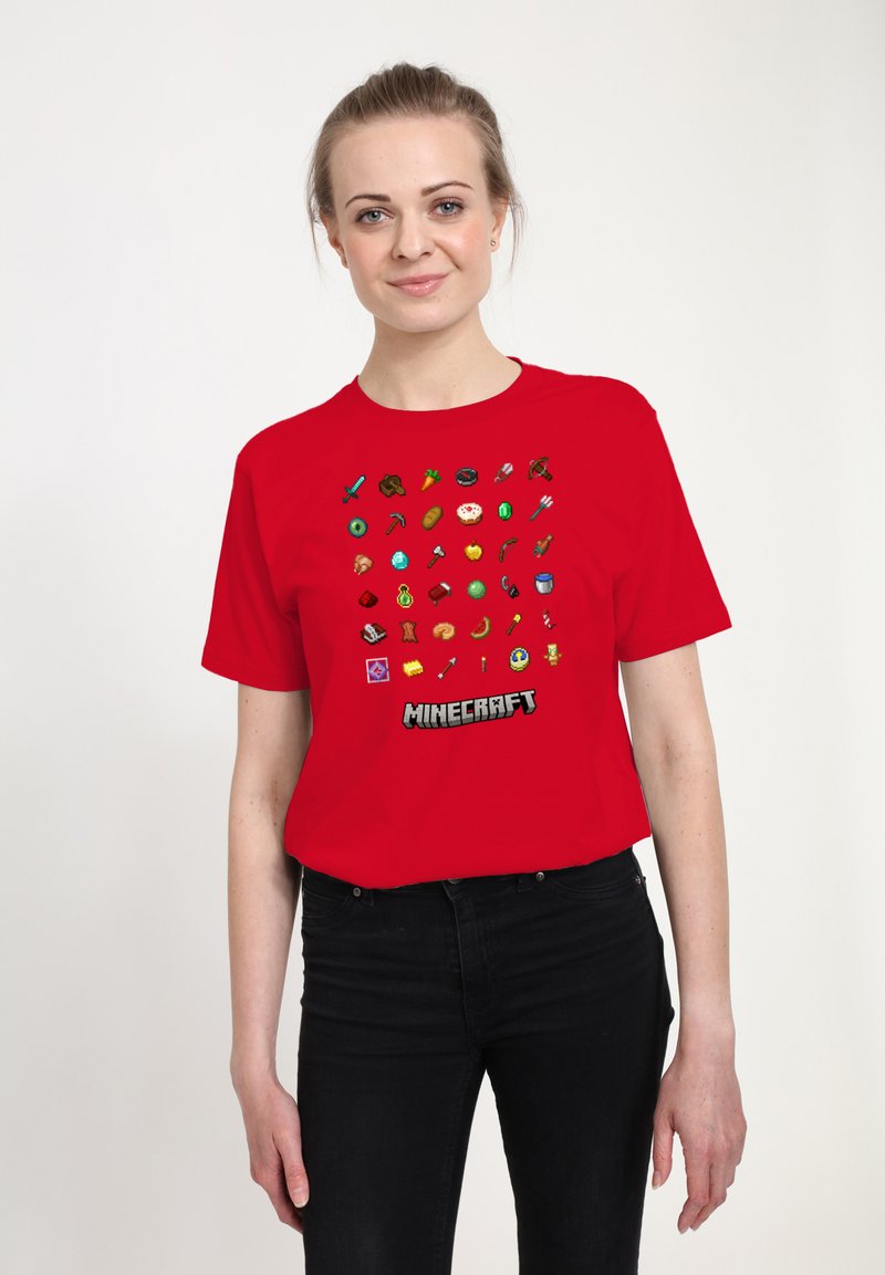 Rode katoenen T-shirt met pixelachtige Minecraft-iconen in een raster, met het woord "MINECRAFT" aan de onderkant. Korte mouwen, ronde hals.