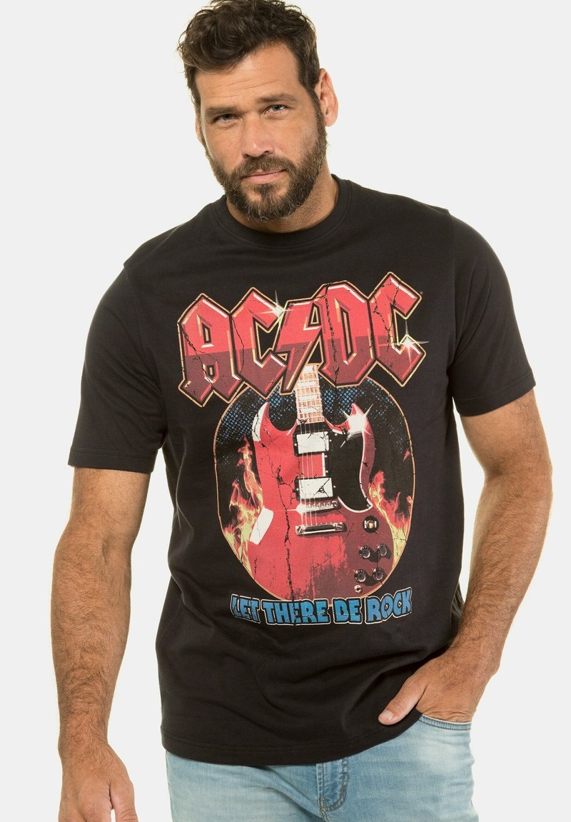 Camiseta negra con un diseño gráfico de una guitarra eléctrica roja rodeada de llamas y el texto "AC/DC Let There Be Rock" en colores llamativos.