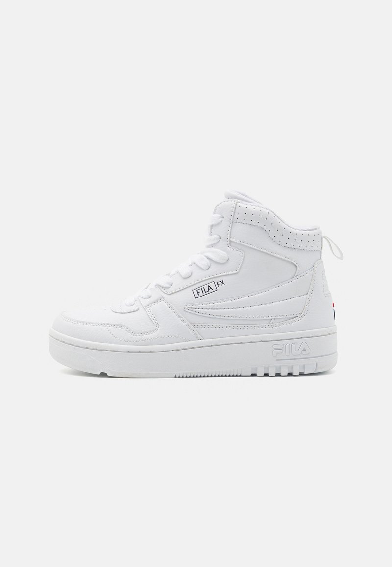 Weiße High-Top-Sneaker aus strukturiertem Leder mit Schnürdesign, versehen mit Perforationen und einem sichtbaren Logo an der Seite.