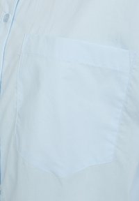 Lichtblauwe overhemd met knopen, voorzien van een enkele borstzak, een zachte textuur en nette stiksels langs de randen.