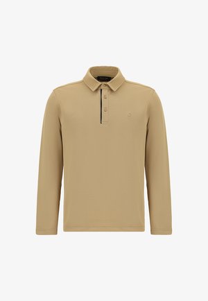 Beige poloshirt met lange mouwen en een kraag, voorzien van drie knopen en een textuurstof. Subtiel logo op de borst.