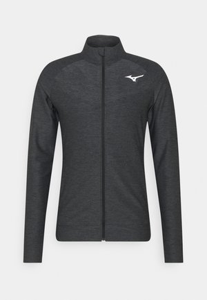 Tmavě šedá atletická bunda na zip s dlouhými rukávy, stojatým límcem a bílým logem Mizuno na levé straně hrudi na světlejším pozadí.