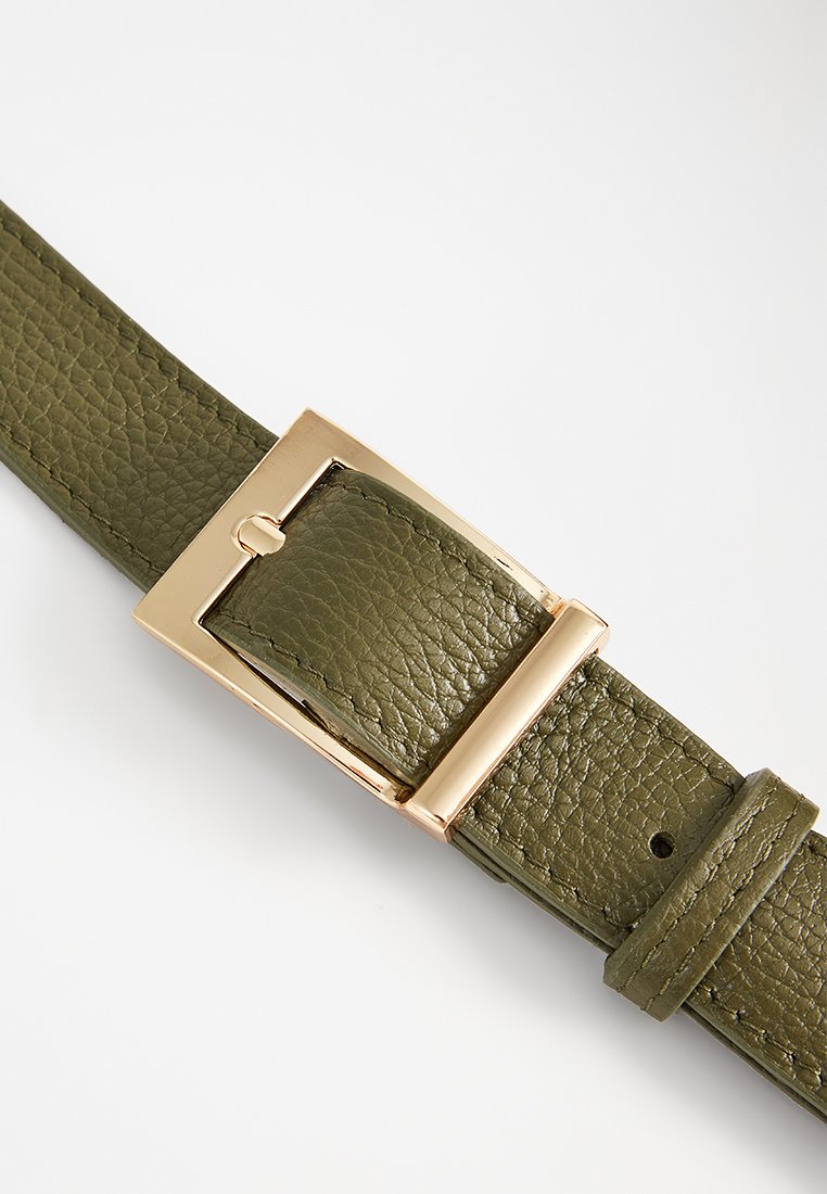 Olivgrünes Lederarmband mit strukturierter Oberfläche, ausgestattet mit einer rechteckigen Schnalle in Goldoptik und mehreren Einstelllöchern.