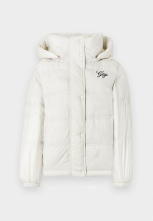 Witte donsjas met capuchon, voorzien van doorgestikte panelen, elastische boorden en een zwart "Gap"-logo op de linkerborst. Gladde, glanzende textuur.