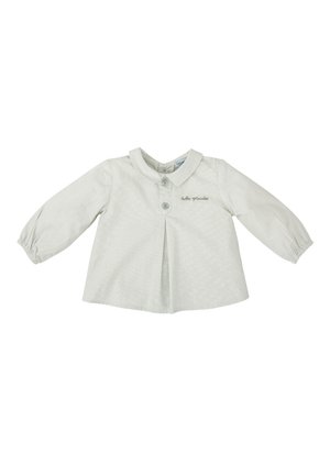 Blusa de manga larga gris claro con cuello redondeado, dos botones frontales y puños fruncidos. Textura de rayas sutil con logo bordado.