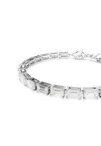 Zilveren armband met rechthoekige, heldere cubic zirconia-steentjes gezet in een metalen frame, afgewisseld in een elegant patroon.