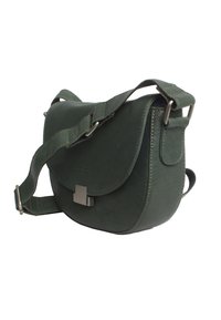 Borsa a tracolla in pelle verde con forma arrotondata, chiusura a pattina, tracolla regolabile e dettagli in metallo argentato sulla parte anteriore.
