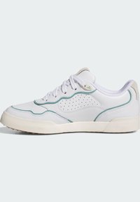 Vit sneaker med texturerat läder, ljusblå accenter, perforerade detaljer och en krämfärgad gummisula. Har vadderad krage och snörning.