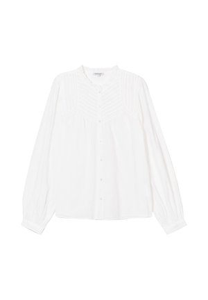 Biała koszula z długim rękawem wykonana z lekkiego materiału, z zapięciem na guziki, falbaniastym kołnierzykiem i delikatnymi plisami na korpusie.