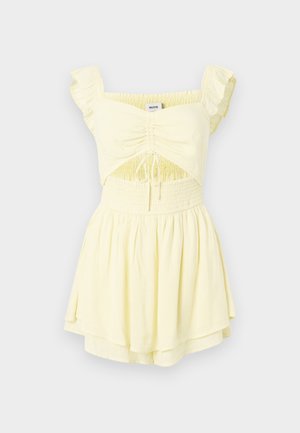 Vestido amarillo de manga corta con cuerpo fruncido, lazo en la parte delantera y cintura fruncida. Falda acampanada con una tela ligera y texturada.