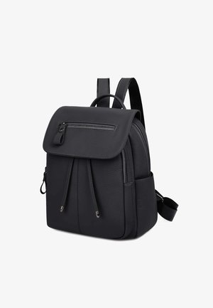 Sort læder rygsæk med klaplukning, frontlomme med lynlås, snøre og justerbare stropper. Har en glat tekstur og en struktureret form.