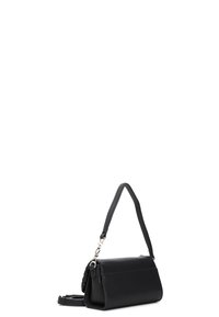 Borsa a spalla in pelle nera con forma rettangolare strutturata, tracolla rimovibile e superficie liscia. Presenta una piega laterale e accessori metallici.