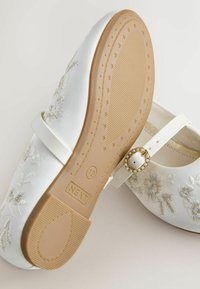 Balerini albi din satin cu broderie florală, talpă joasă din cauciuc și un nasture decorativ cu perle pe o baretă. Mărimea 12.