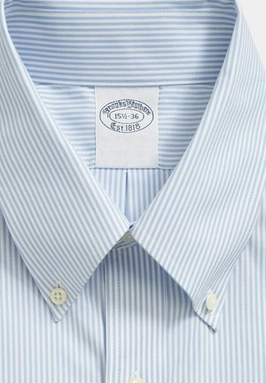 Lichtblauw en wit gestreept overhemd met een button-down kraag, gemaakt van gladde stof, met twee knopen op de kraag.