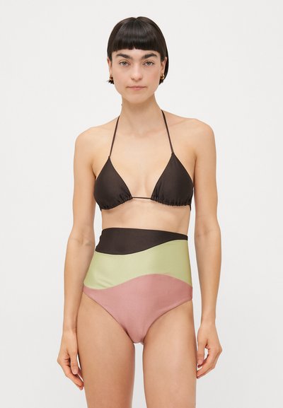 Ensemble de bikini comprenant un haut triangulaire marron et un bas taille haute avec des panneaux ondulés en vert olive et rose clair, fabriqué à partir d'un tissu lisse.