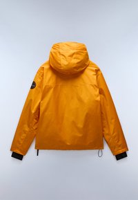 Žlutá voděodolná bunda s kapucí, černými manžetami a logem na horní části rukávu. Hladký povrch a boxový tvar.