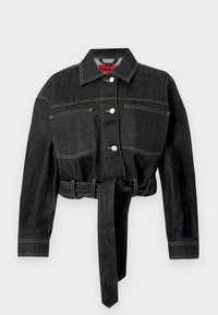 Chaqueta recortada de mezclilla oscura con frente abotonado, dos bolsillos en el pecho, mangas largas y un detalle de cinturón atado en la cintura. Costuras de contraste en toda la prenda.