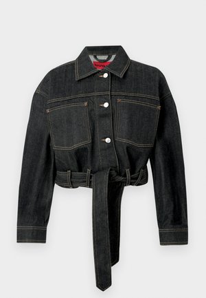 Dunkelblauer, taillierter Jeansjacke mit durchgehender Knopfleiste, zwei Brusttaschen, langen Ärmeln und einem gebundenen Gürtel-Detail in der Taille. Kontrastierende Nähte überall.