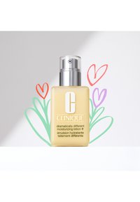 Clinique Dramatically Different Moisturizing Lotion, bottiglia gialla, con pompa, testo etichettato, circondata da cuori e foglie stilizzati colorati.
