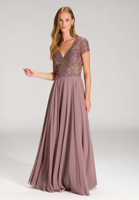 Robe mauve longue et fluide avec des manches courtes ornées de perles et un décolleté en V profond ; présente un corsage ajusté avec des motifs de perles entrecroisées.