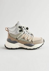 Beige und graue hoch geschnittene Wanderschuhe mit gepolstertem Kragen, dicker Sohle und Schnürsenkelschlaufen, die mit einem schwarzen Schnallenverschluss gesichert sind.