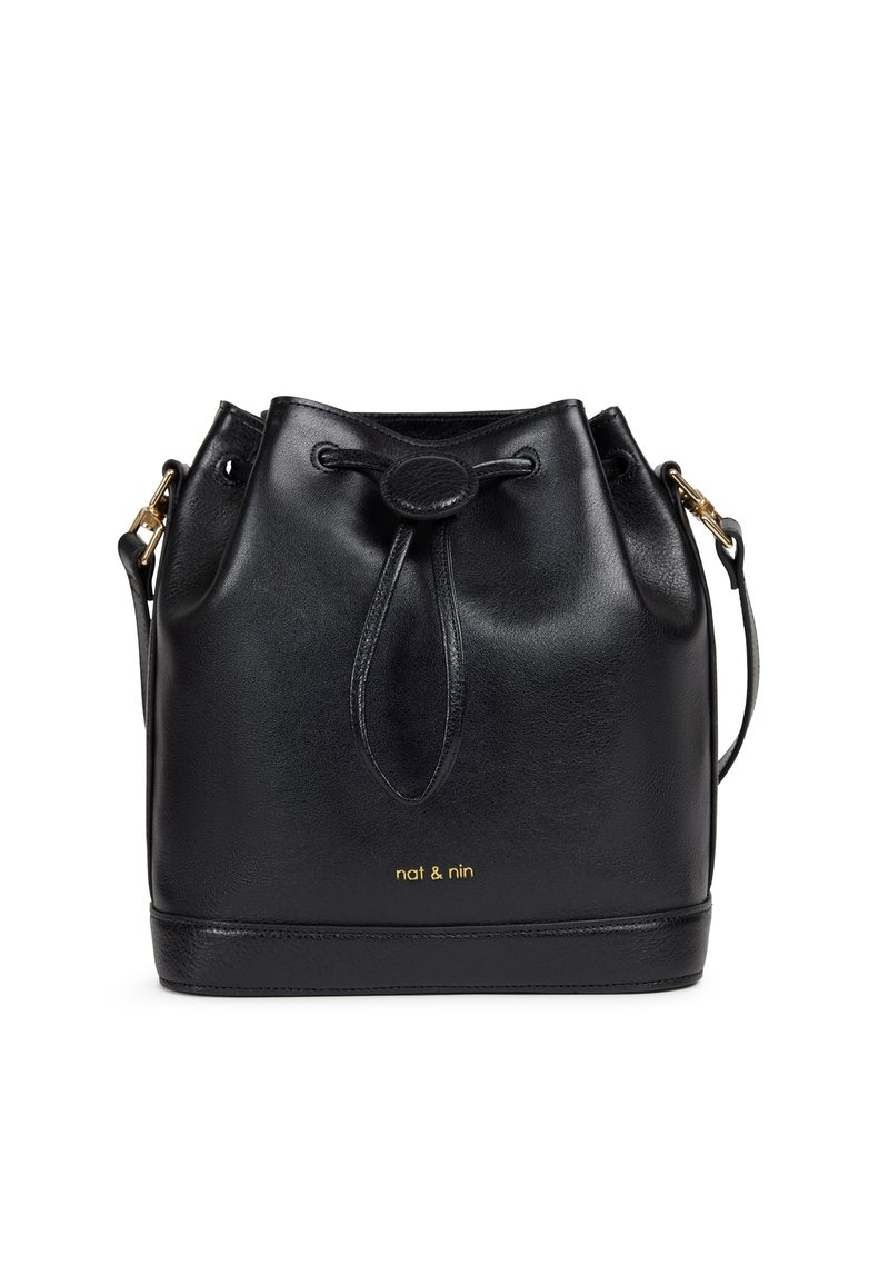 Sac seau en cuir noir avec fermeture à cordon, accents en métal doré et logo de la marque embossé à l'avant. Texture lisse.
