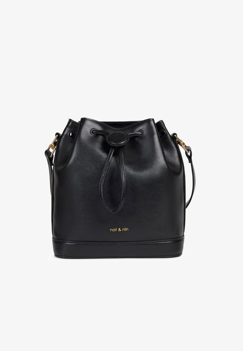 Sac seau en cuir noir avec fermeture à cordon, accents en métal doré et logo de la marque embossé à l'avant. Texture lisse.