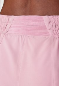 Nike Performance ONE - Short 2 en 1 - elemental pink/reflective silver