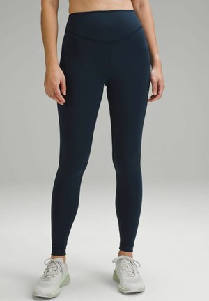 Tengerészek leggings, magas derékkal, varrás nélküli kialakítással és bokáig érő fazonnal. Rugalmas, nedvességet elvezető anyagból készült.