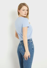 Guess ORIGINAL - T-shirt print - himmelblau