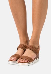 Marco Tozzi by Guido Maria Kretschmer BY GUIDO MARIA KRETSCHMER - Wedge sandals - chestnut