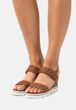 Marco Tozzi by Guido Maria Kretschmer BY GUIDO MARIA KRETSCHMER - Wedge sandals - chestnut