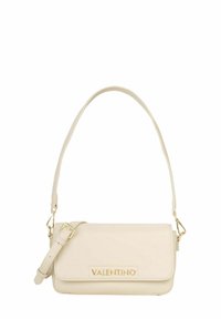 Bolso de piel color crema con solapa, herrajes dorados, correa ajustable y detalle de logo en relieve. Textura suave, forma rectangular.