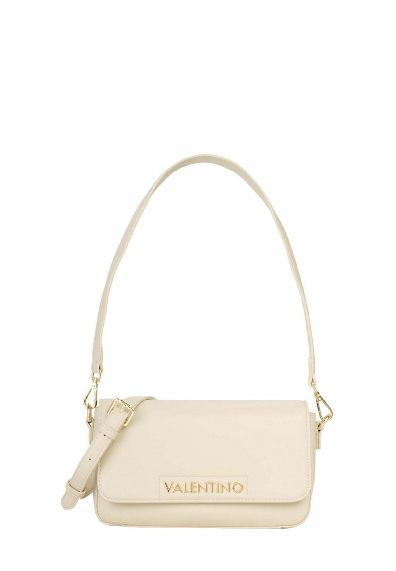 Bolso de piel color crema con solapa, herrajes dorados, correa ajustable y detalle de logo en relieve. Textura suave, forma rectangular.