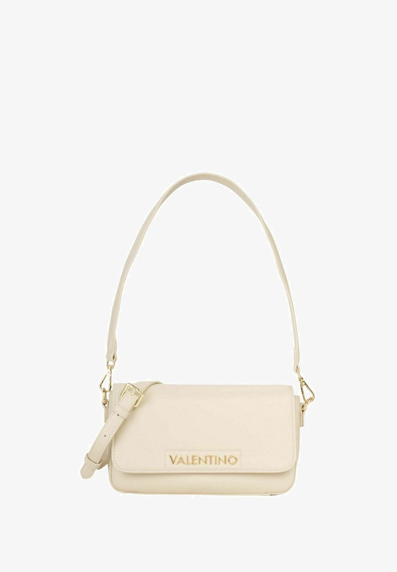 Bolso de piel color crema con solapa, herrajes dorados, correa ajustable y detalle de logo en relieve. Textura suave, forma rectangular.