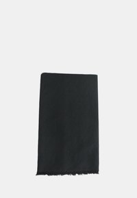 Sciarpa nera intrecciata con un motivo geometrico, caratterizzata da un bordo frangiato e una superficie liscia. Forma rettangolare, adatta per essere sovrapposta.