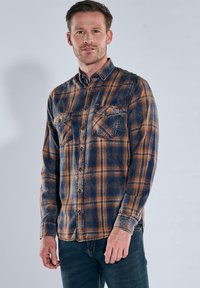 Herren Karo-Flanellhemd in Blau und Orange, mit zwei Brusttaschen, Knopfleiste und langen Ärmeln mit geknöpften Manschetten.