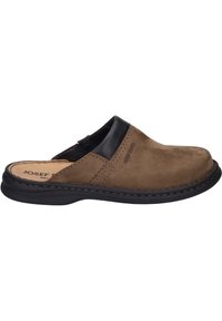 Mocassin en suede marron avec une accent en cuir noir, bout rond, coutures piquées et semelle en caoutchouc pour l'adhérence.