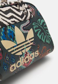 adidas Originals X FARM RIO BOWLING BAG - Kézitáska - multicolor