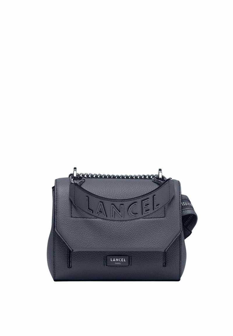 Borsa a tracolla in pelle blu navy con logo "LANCEL" impresso, design strutturato, dettagli in catena e tracolla, hardware lucido, forma rettangolare, finitura testurizzata.