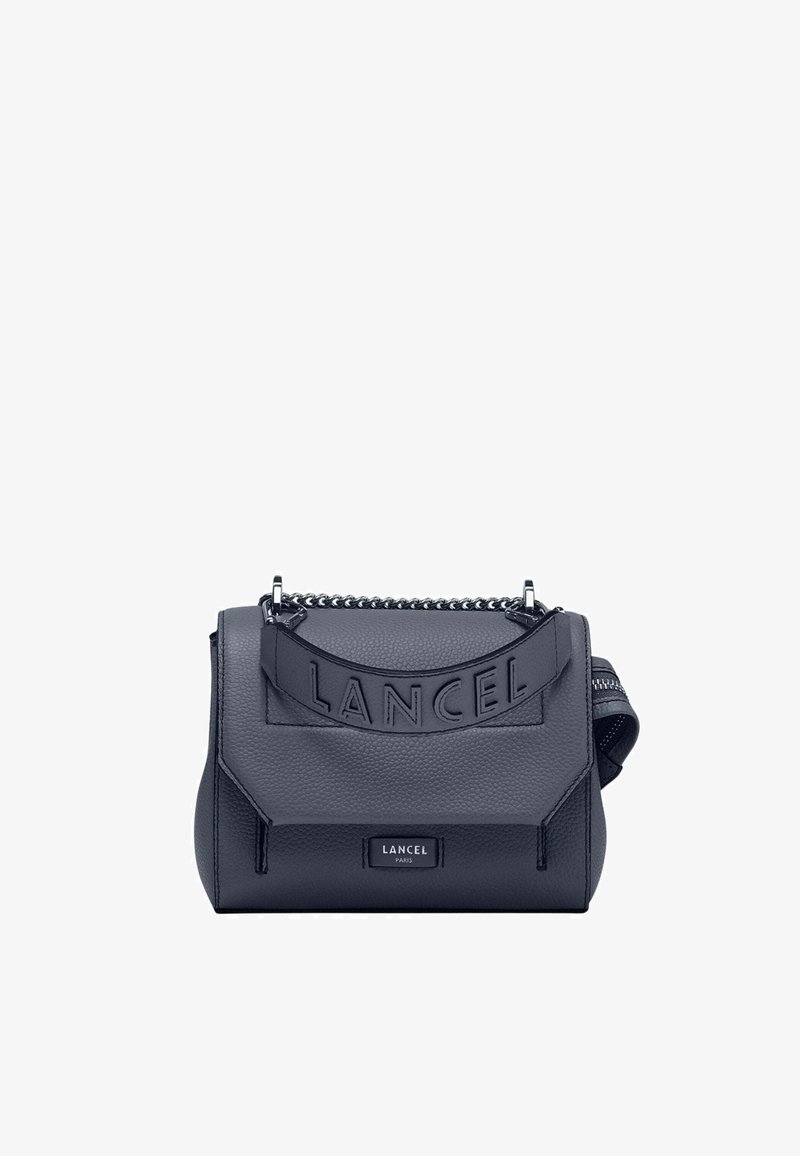 Borsa a tracolla in pelle blu navy con logo "LANCEL" impresso, design strutturato, dettagli in catena e tracolla, hardware lucido, forma rettangolare, finitura testurizzata.