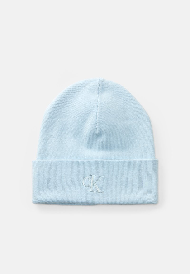 Lichtblauwe gebreide beanie met omgeslagen rand, met een subtiele geborduurde "cK" logo op een effen witte achtergrond.
