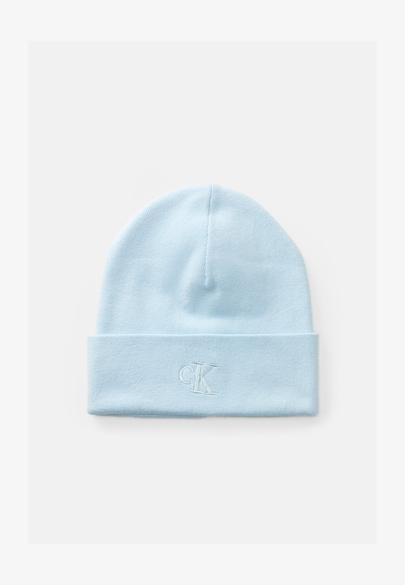 Lichtblauwe gebreide beanie met omgeslagen rand, met een subtiele geborduurde "cK" logo op een effen witte achtergrond.